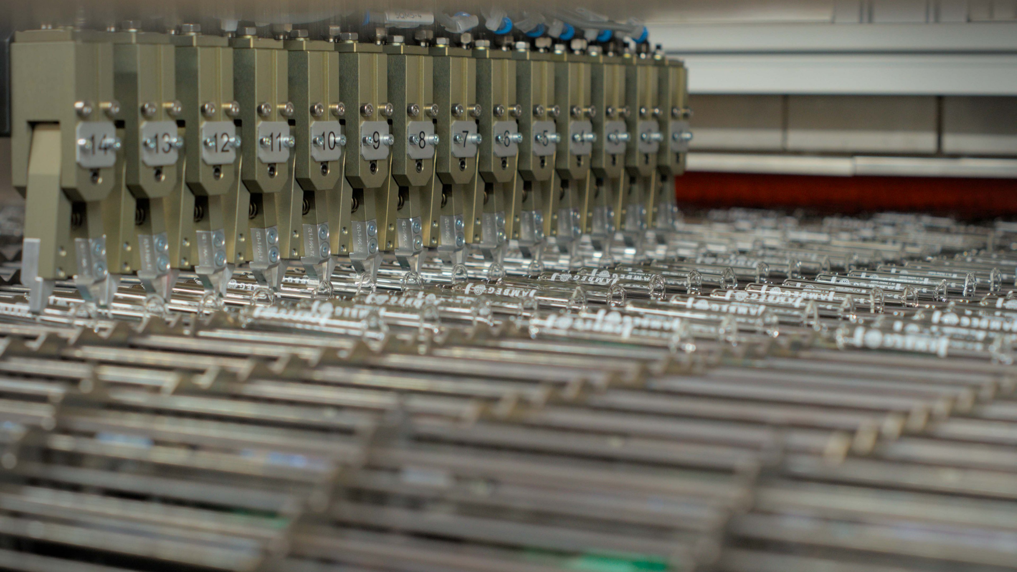 Fördergurt mit Glasspritzen und Beladehandling Greifer